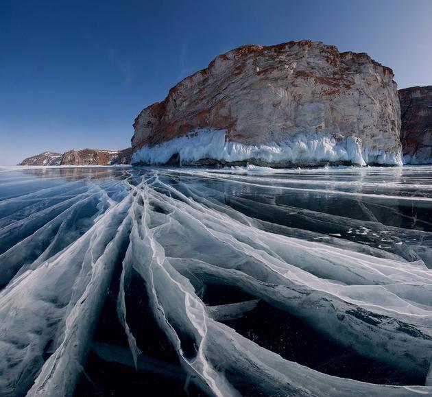 دریاچه یخ زده بیابال در سیبری